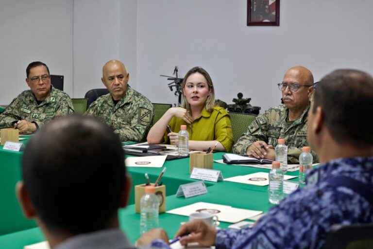 Gobernadora Yeraldine encabeza la Mesa de Construcción de Paz y Seguridad en la 3a. Región Militar en Mazatlán