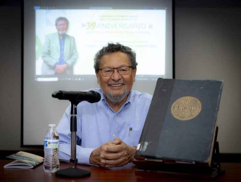 Élmer Mendoza reivindica el poder de la lectura y llama a las nuevas generaciones a construir su propio criterio en tiempos de redes sociales e inmediatez