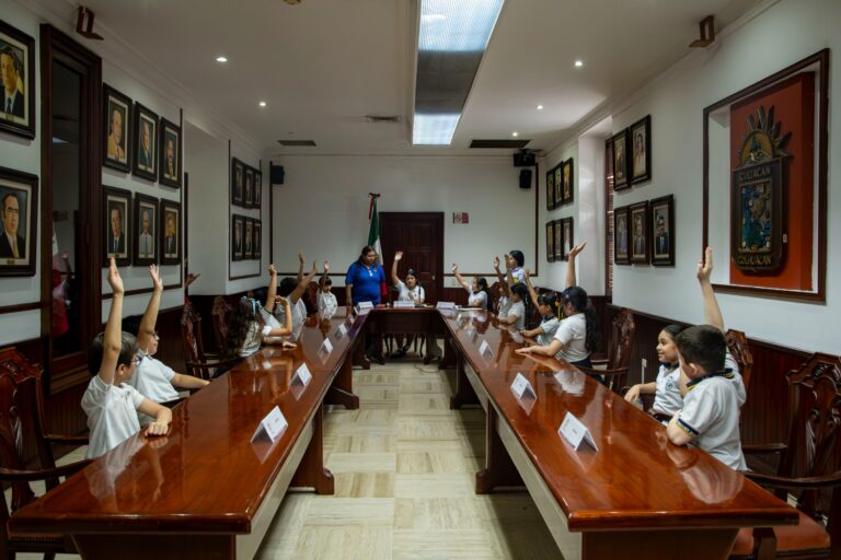 Alumnos de la primaria Eustaquio Buelna conocen la historia del Ayuntamiento de Culiacán