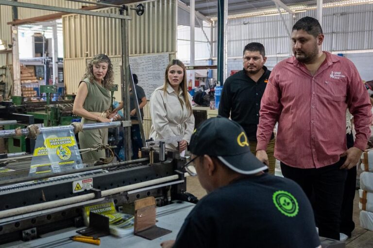 Ana Miriam Ramos entrega el distintivo NAFIN a empresa dedicada a la fabricación de bolsas impresas