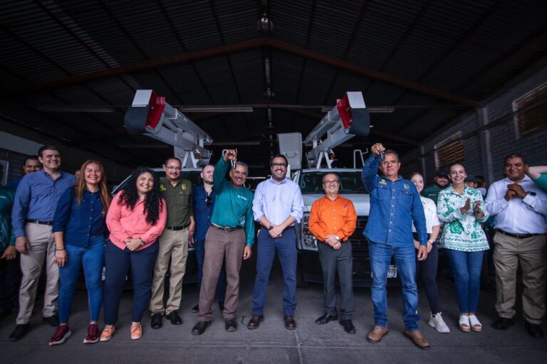 Juan de Dios Gámez entrega grúas para reforzar la atención de reportes de alumbrado público