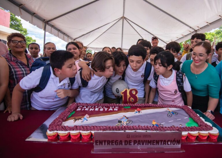 Juan de Dios Gámez entrega dos calles pavimentadas más en la colonia Lázaro Cárdenas