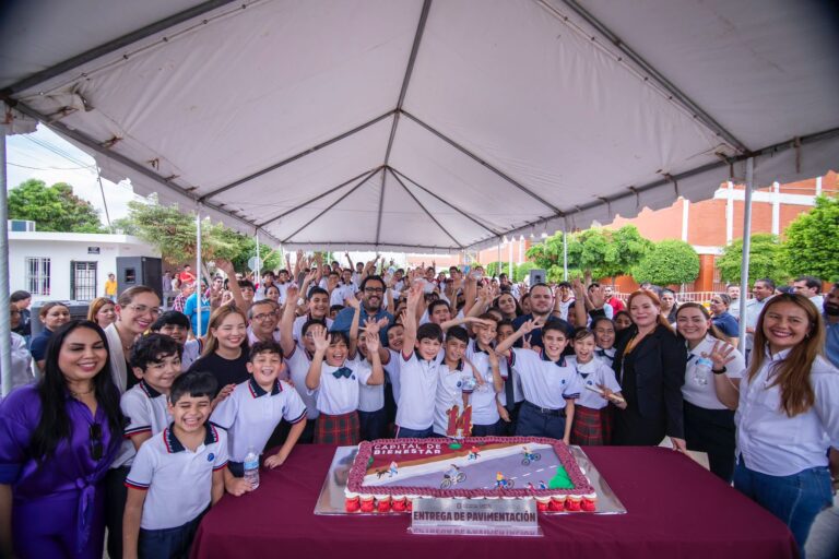 Juan de Dios Gámez entrega dos nuevas calles pavimentadas en la colonia Pemex