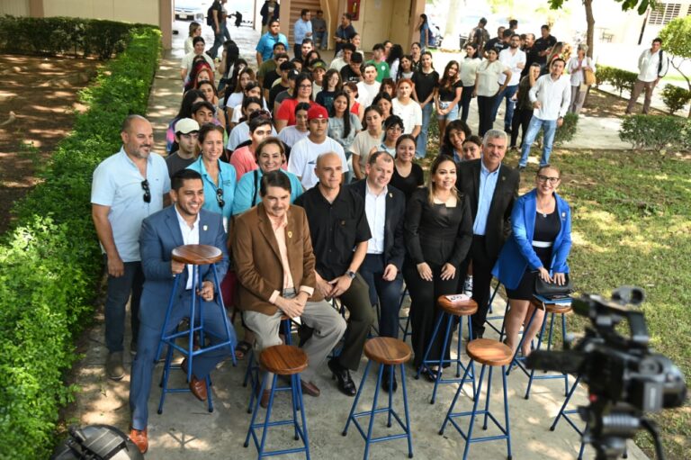 Entrega la UAS 171 titularidades académicas a docentes de las facultades de Ciencias Sociales, Arquitectura y Diseño e Ingeniería y Tecnología, así como del Centro de Estudio de Idiomas de la Unidad Regional Sur