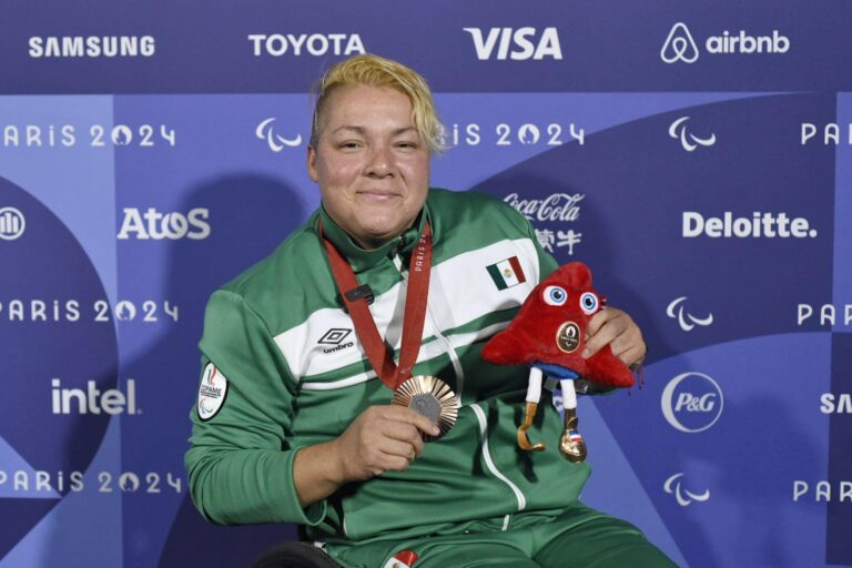¡Orgullosamente Águila UAS! La paratleta universitaria Rosa María Guerrero logra la medalla de bronce en lanzamiento de disco F55 en los Juegos Paralímpicos del París 2024